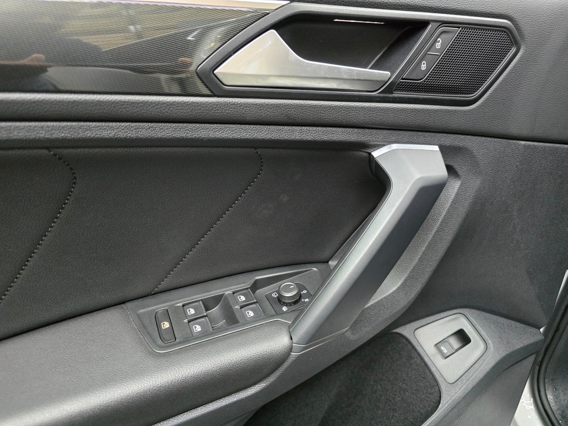 Volkswagen Tiguan 1.5 TSI ACT Highline Business R Pano VCP L, Auto's, Dealer onderhouden, 15 km/l, 4 cilinders, 150 pk
