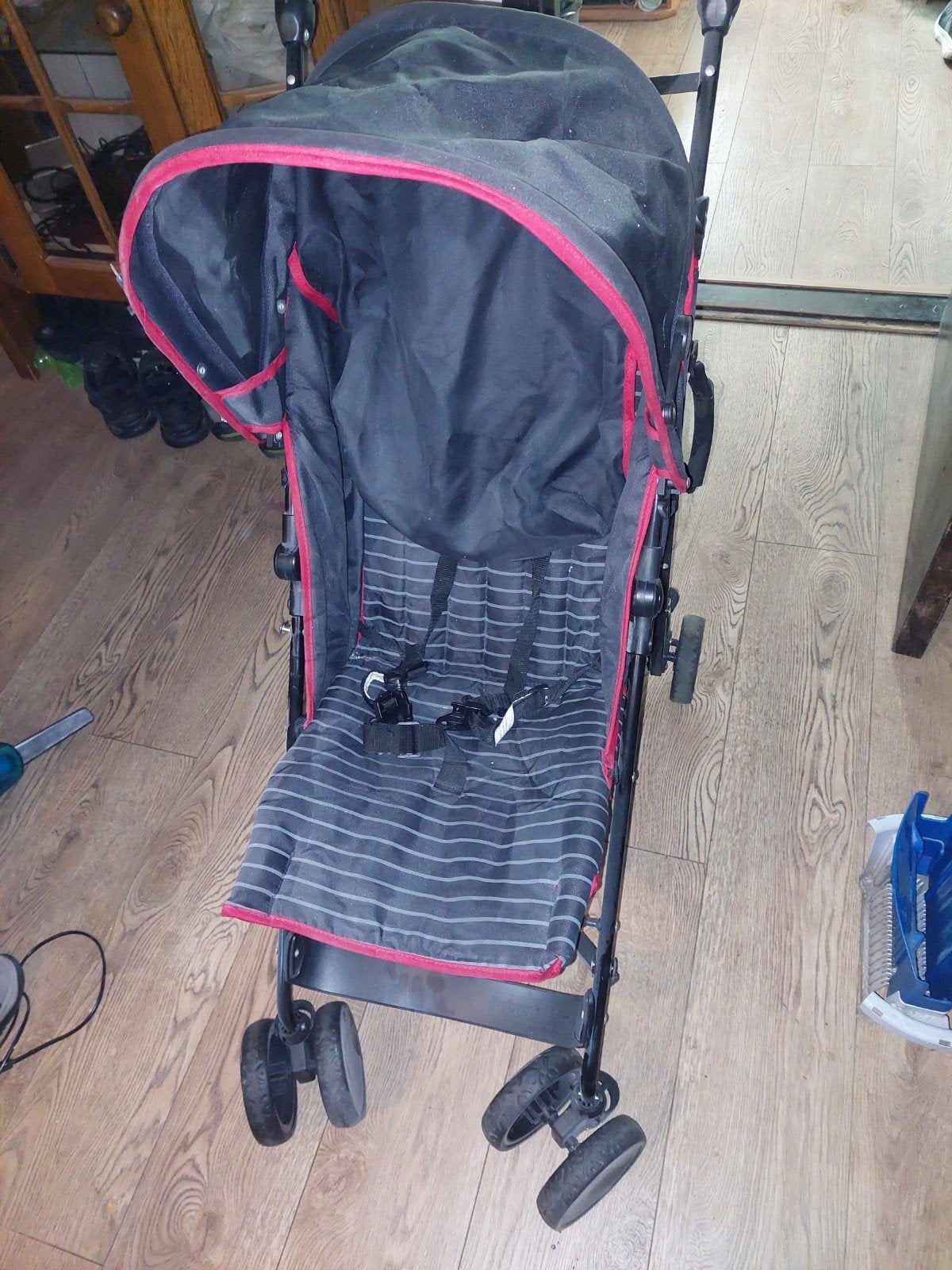 Gebruikte kinderwagen - Zwart met rode accenten