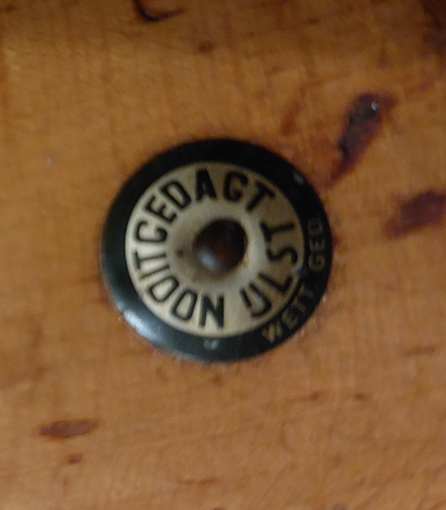 Nooitgedagt pin gezocht / metalen logo van het speelgoed, Verzamelen, Ophalen, Gebruikt, Overige onderwerpen, Speldje of Pin
