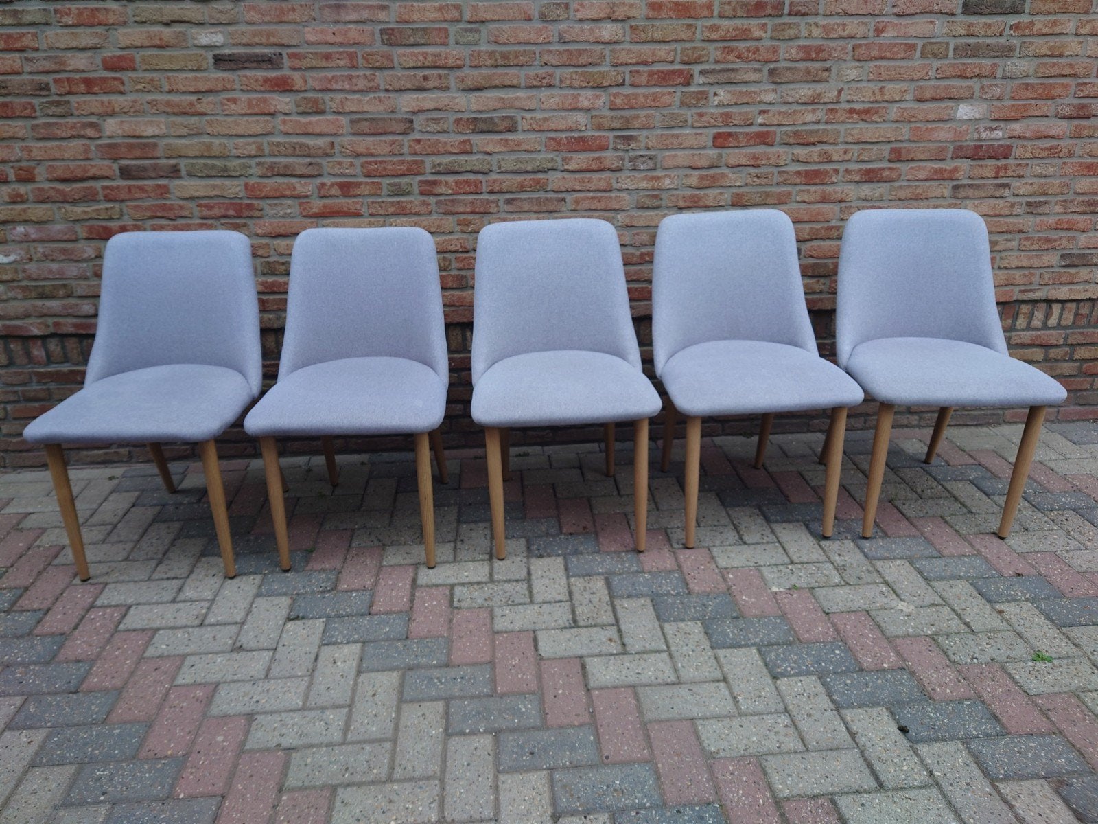 5 lichtgrijze eetkamerstoelen met houtlook poten, Ophalen