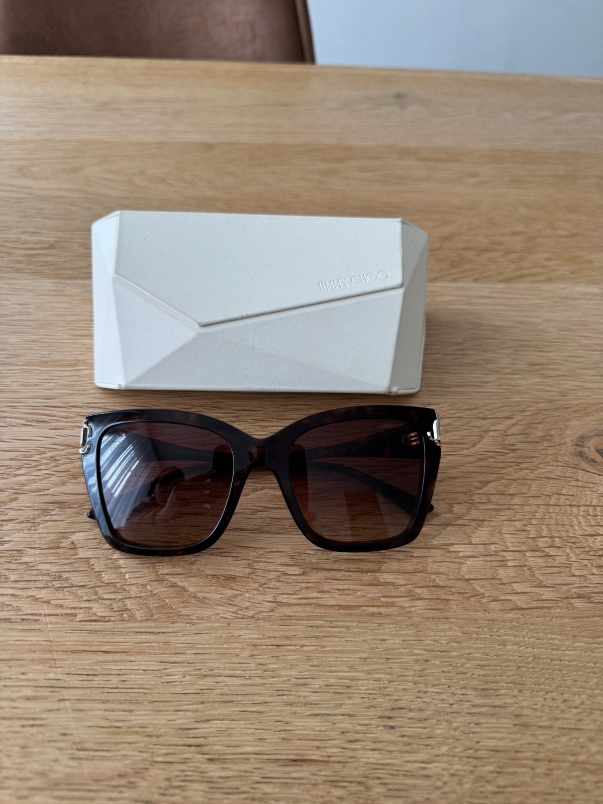 Jimmy Choo Zonnebril met Hoesje - Zo goed als nieuw, Sieraden, Tassen en Uiterlijk, Zonnebrillen en Brillen | Dames, Overige merken