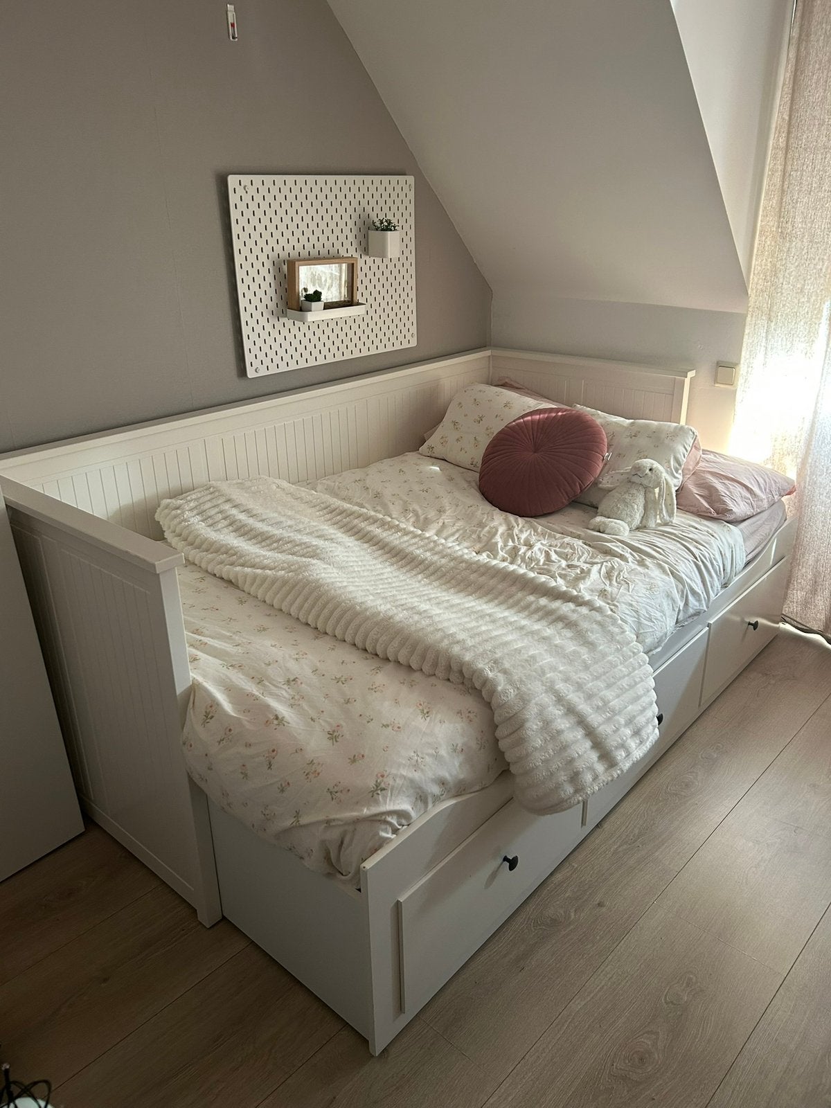 Hemnes uitschuifbed met bijpassend nachtkastje, Ophalen, 70 cm of meer, Hout, 65 cm of meer