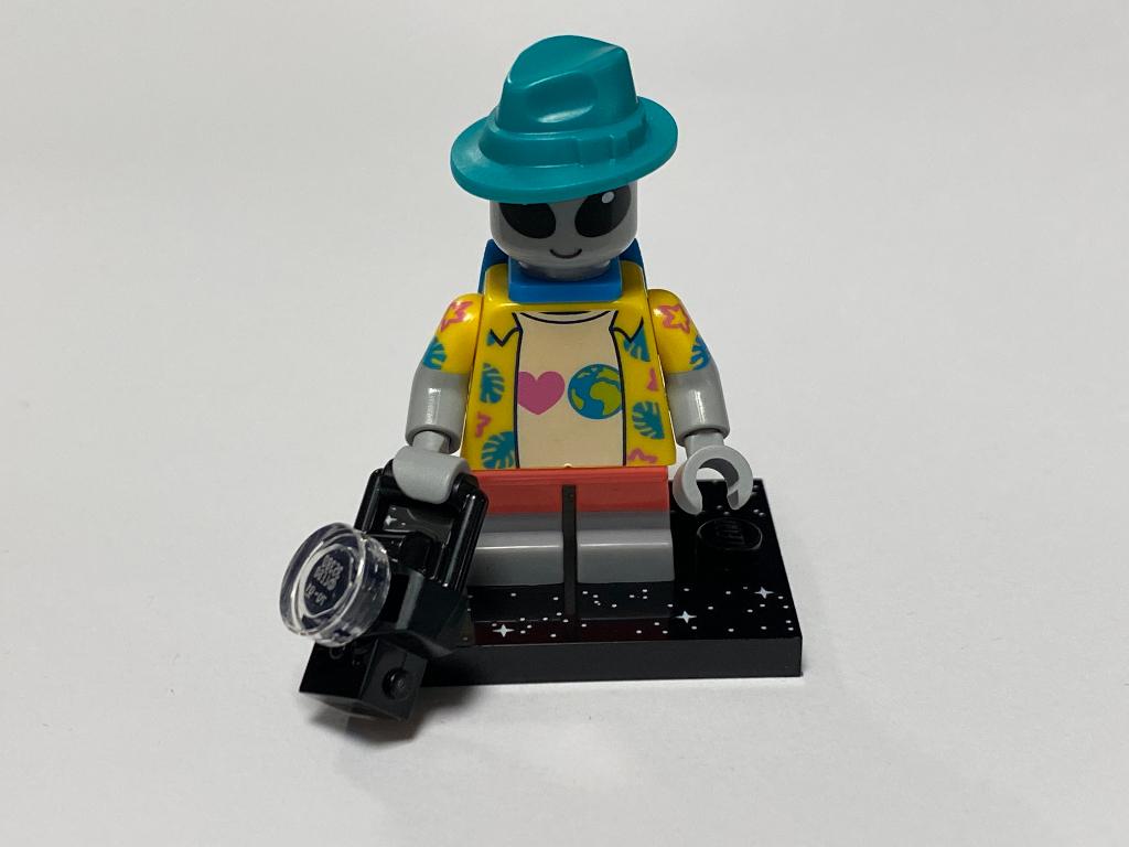 Lego Series 26 Minifiguur col26-3 Alien Tourist, Lego, Nieuw, Ophalen of Verzenden, Minifiguren serie