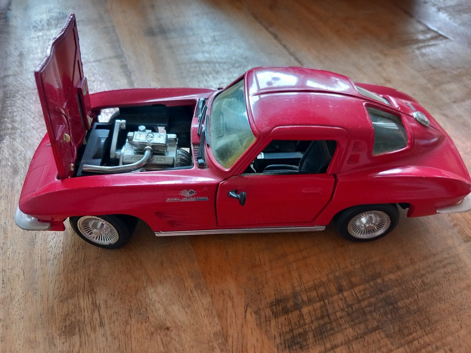 Rode Chevrolet Corvette Sting Ray schaalmodel 1:24, Ophalen of Verzenden, Gebruikt, Auto, Overige merken