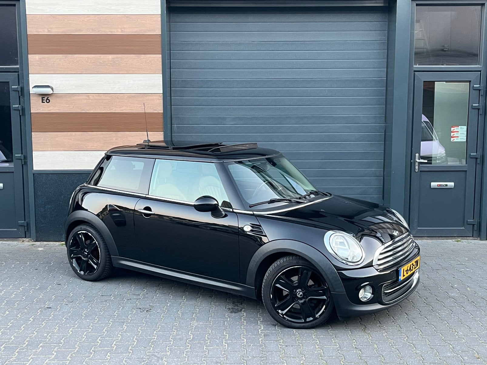 Mini 1.6 Cooper 2013 Zwart - Panoramadak - Cruise Control, Auto's, Voorwielaandrijving, 4 cilinders, 4 stoelen, Navigatiesysteem