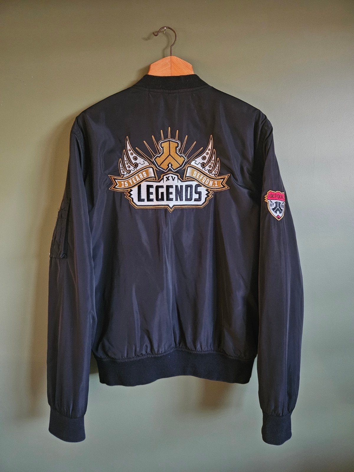Defqon.1 XV Years Legends Bomber, Kleding | Heren, Ophalen of Verzenden, Maat 52/54 (L), Zwart