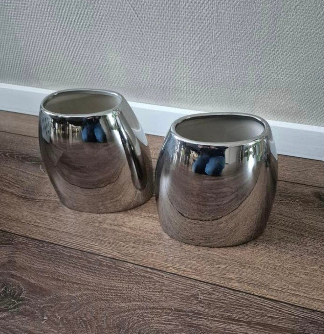 2 zilveren keramieken vazen/ bloempotten. ., Ophalen of Verzenden, Zo goed als nieuw, 20 cm, Steen/keramiek