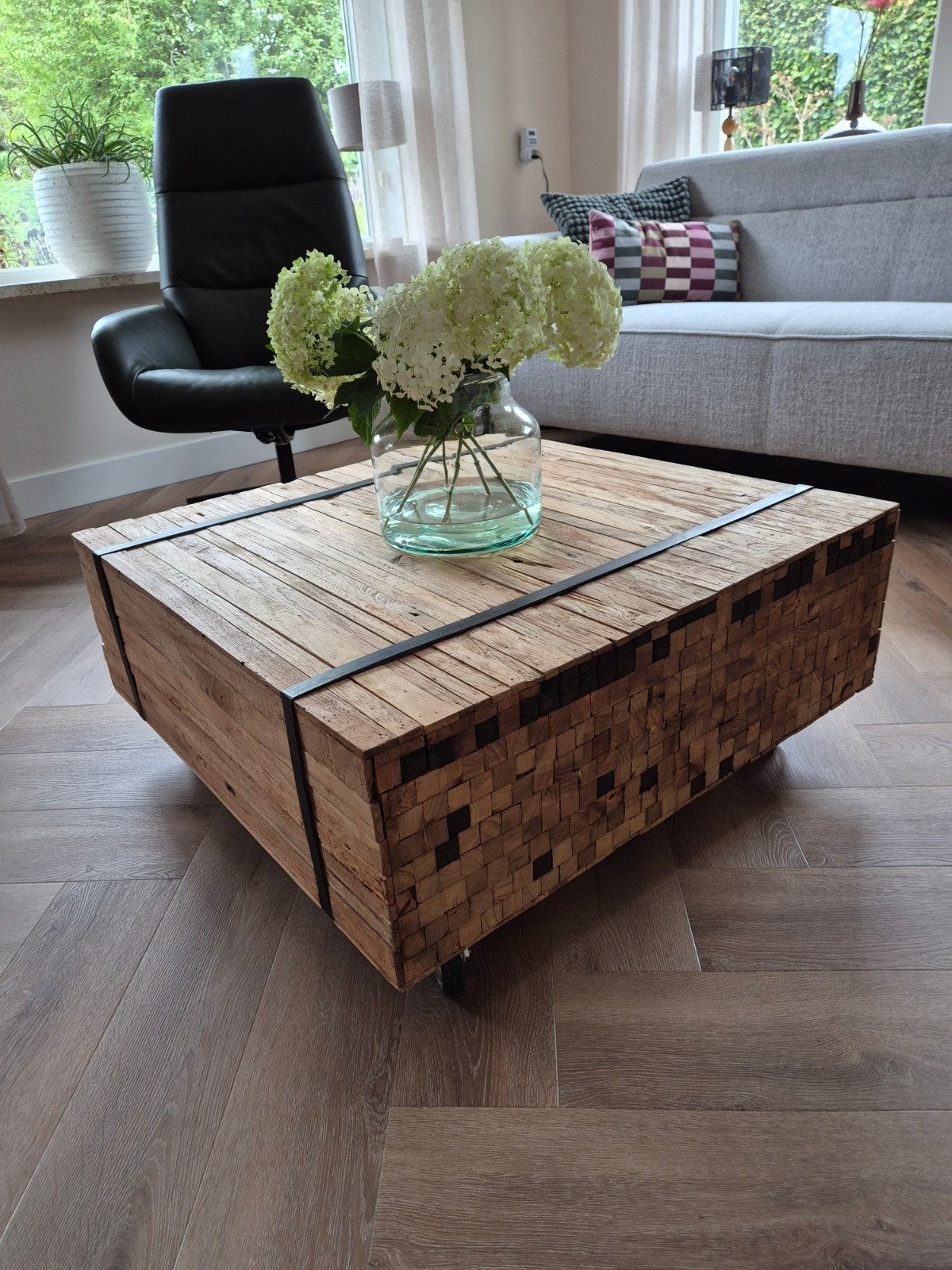 Robuuste salontafel van hout op wielen, Gebruikt, 50 tot 100 cm, Industrieel, Landelijk, Vierkant