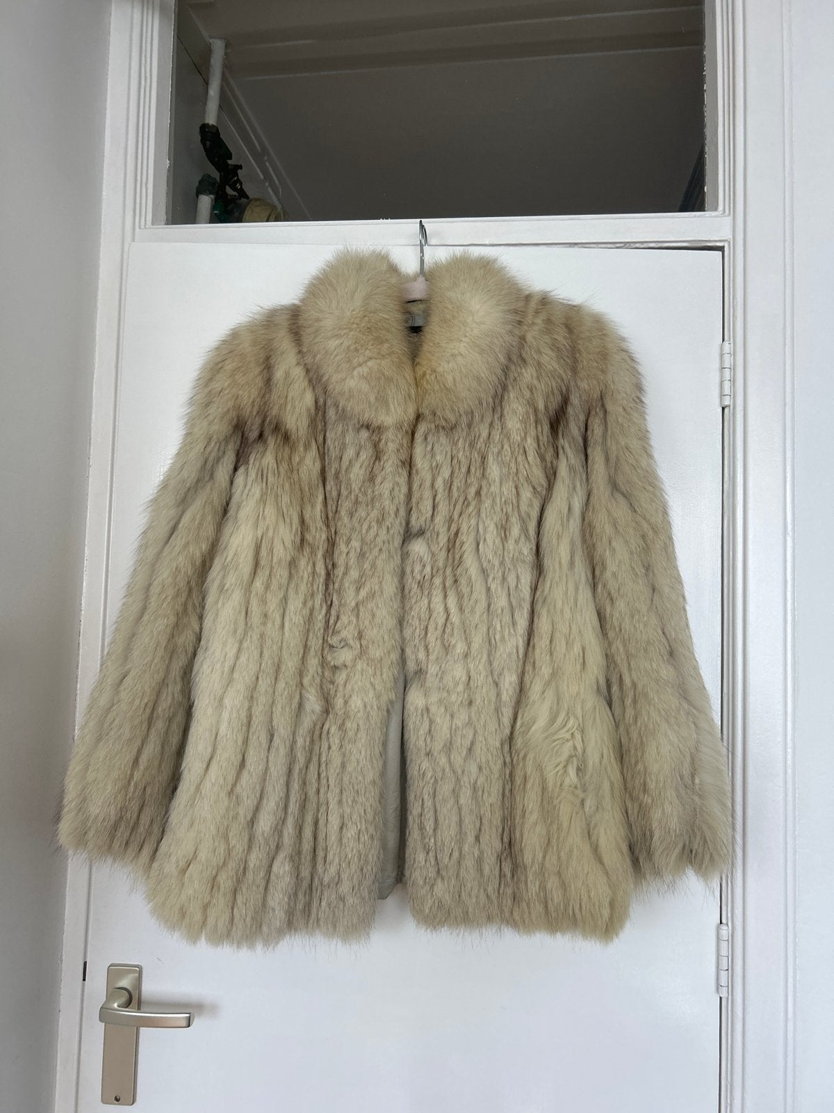 Norwegian Bluefox bontjas met lichte schade — 36/S, Kleding | Dames, Ophalen, Gedragen, Maat 36 (S), Beige