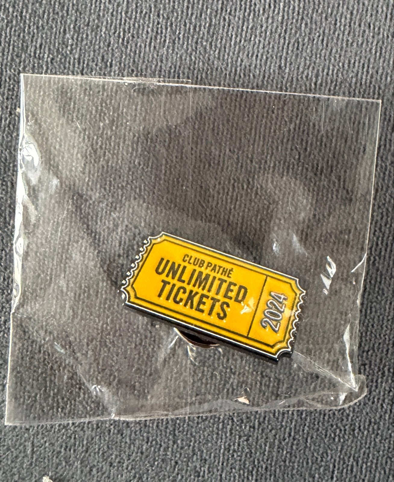 Pathé pin