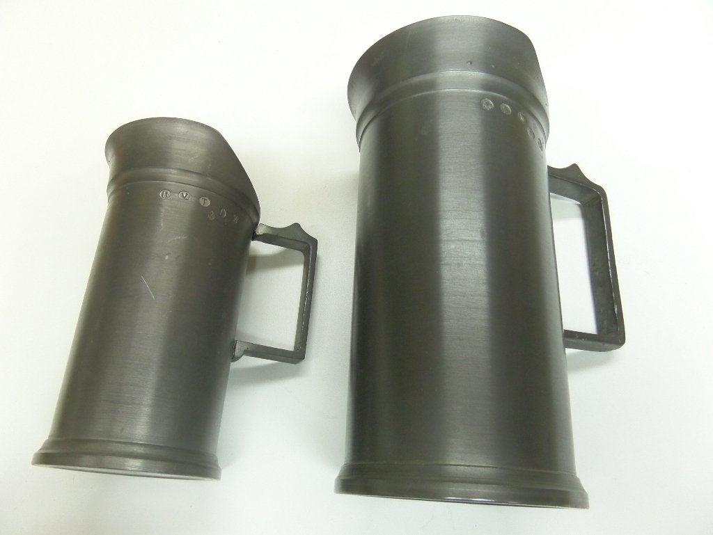 Twee tinnen maatbekers met merktekens, Ophalen of Verzenden