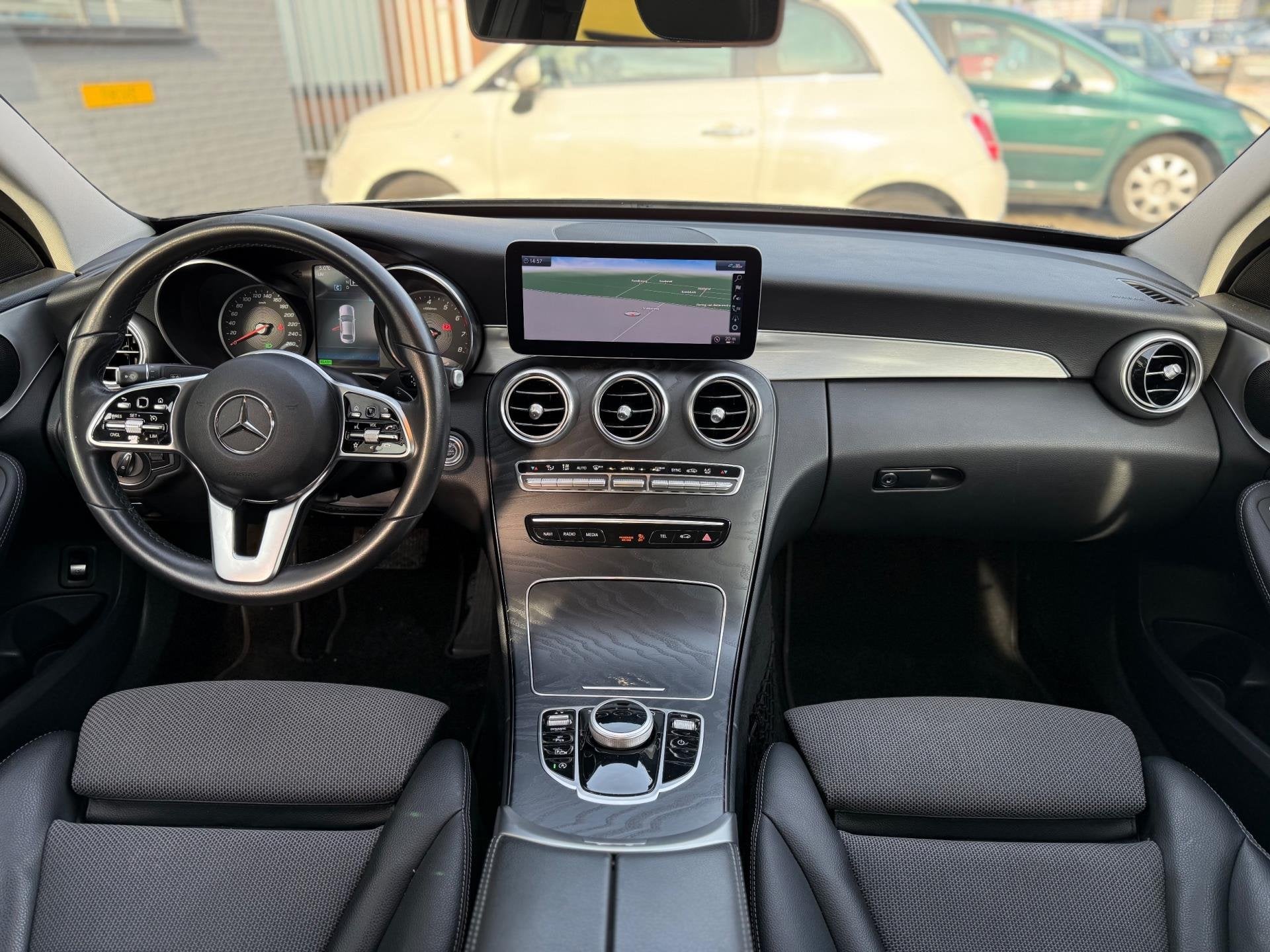 Mercedes-Benz C-klasse 200 Trekhaak|Facelift|Camera|LED|AUT, Auto's, Automaat, 4 cilinders, Met garantie (alle), Leder en Stof