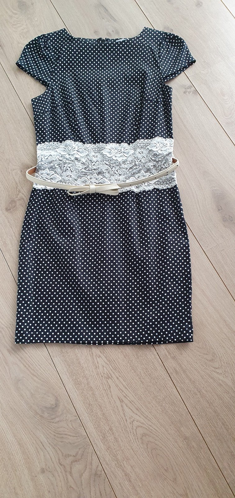 Paper Dolls Zwart-witte Polkadot Jurk met Kant en Riem, Kleding | Dames, Zwart, Ophalen of Verzenden, Zo goed als nieuw, Maat 36 (S)
