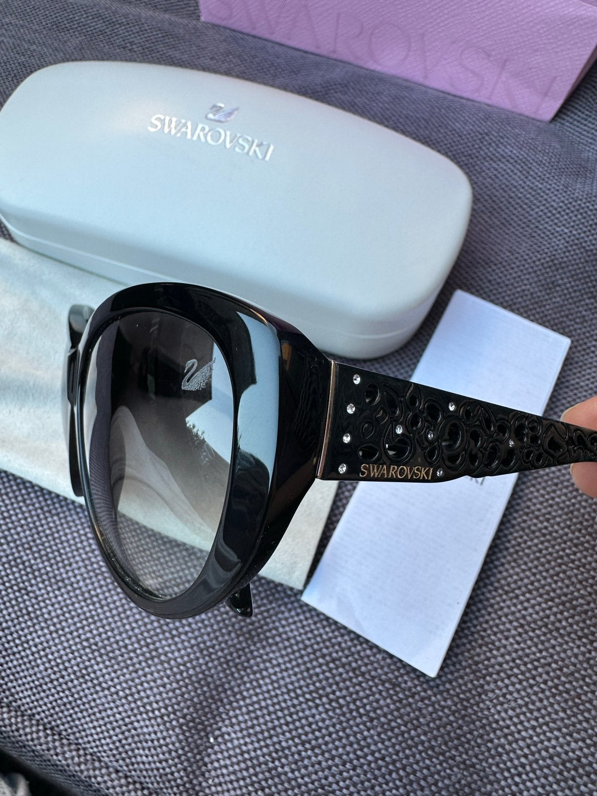 Originele Swarovski Zonnebril - Elegant Zwart Design, Overige merken, Zonnebril, Zwart, Ophalen of Verzenden