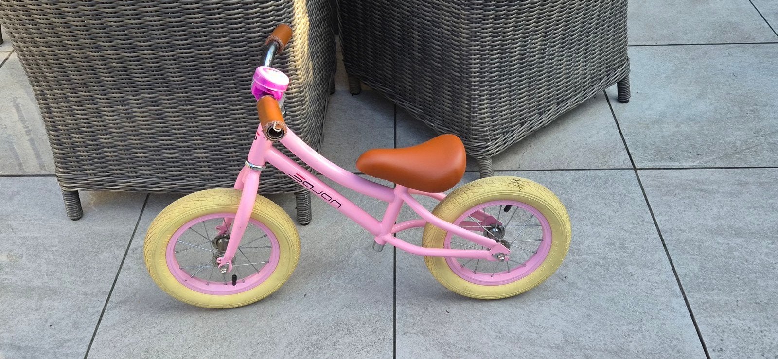 Roze Squad loopfiets, Fietsen en Brommers, Fietsen | Kinderfietsjes, Ophalen, Gebruikt, Velgrem, Squad