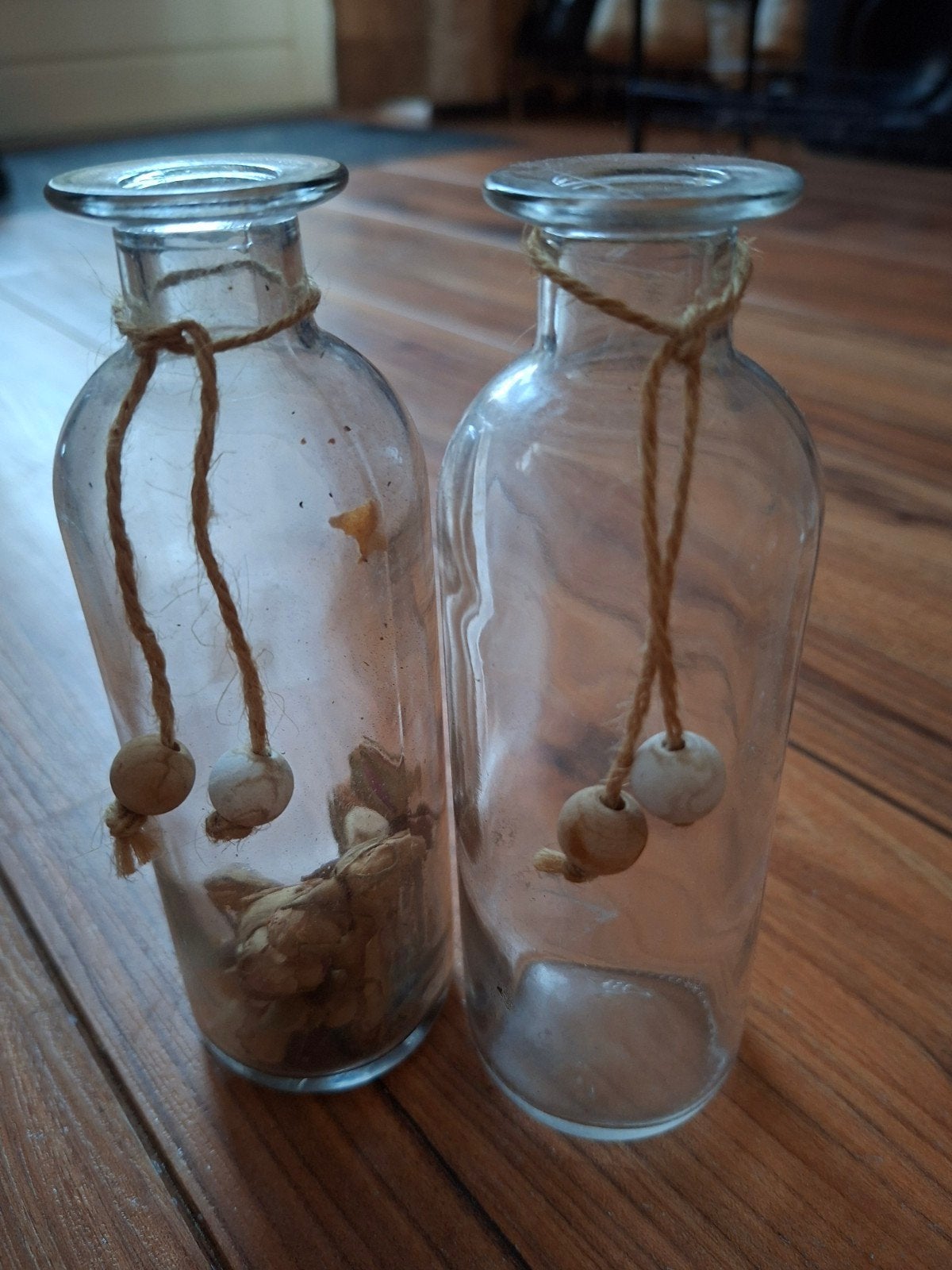 Set van 2 decoratieve glazen vazen met touw en kralen, Ophalen of Verzenden