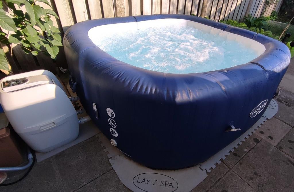 VERKOCHT  Lay-Z-Spa Hawaii Opblaasbare Jacuzzi met Pomp, Tuin en Terras, Bubbelbaden en Hottubs, Ophalen, Gebruikt, Filter, Opblaasbaar