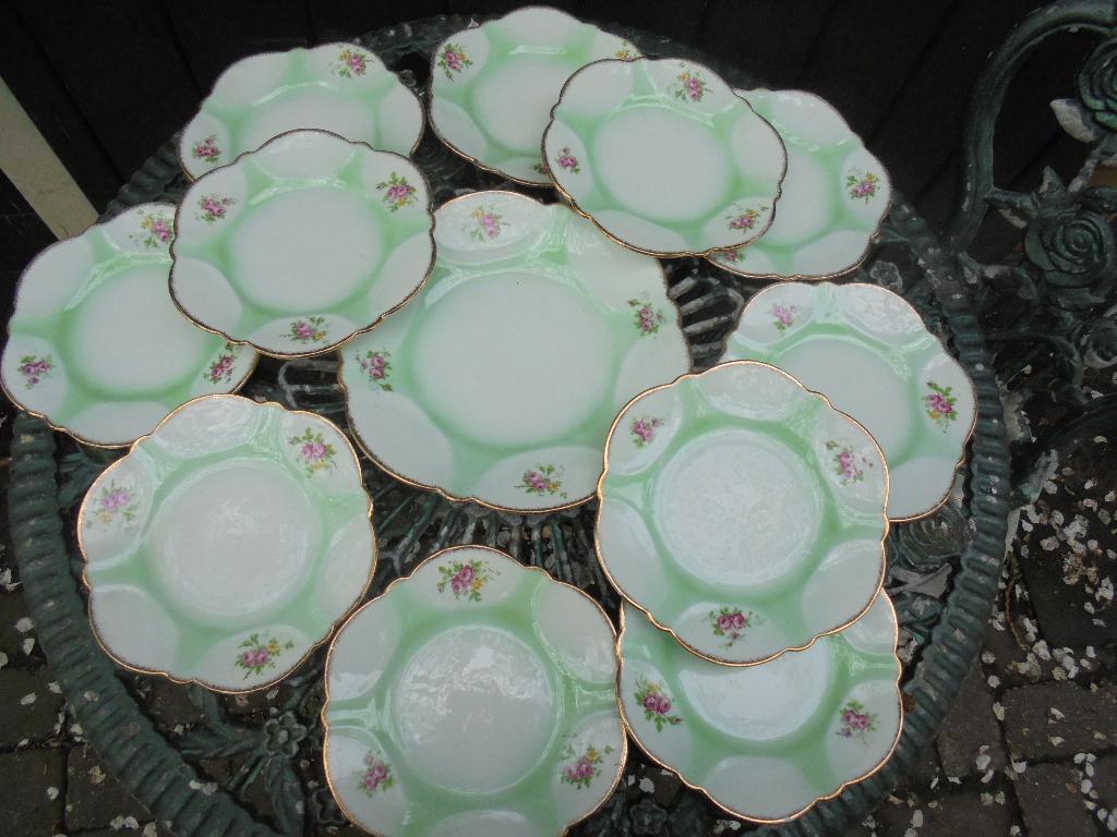 Gebakstel met licht groen en bloemboeketjes met roze roosjes, Ophalen of Verzenden
