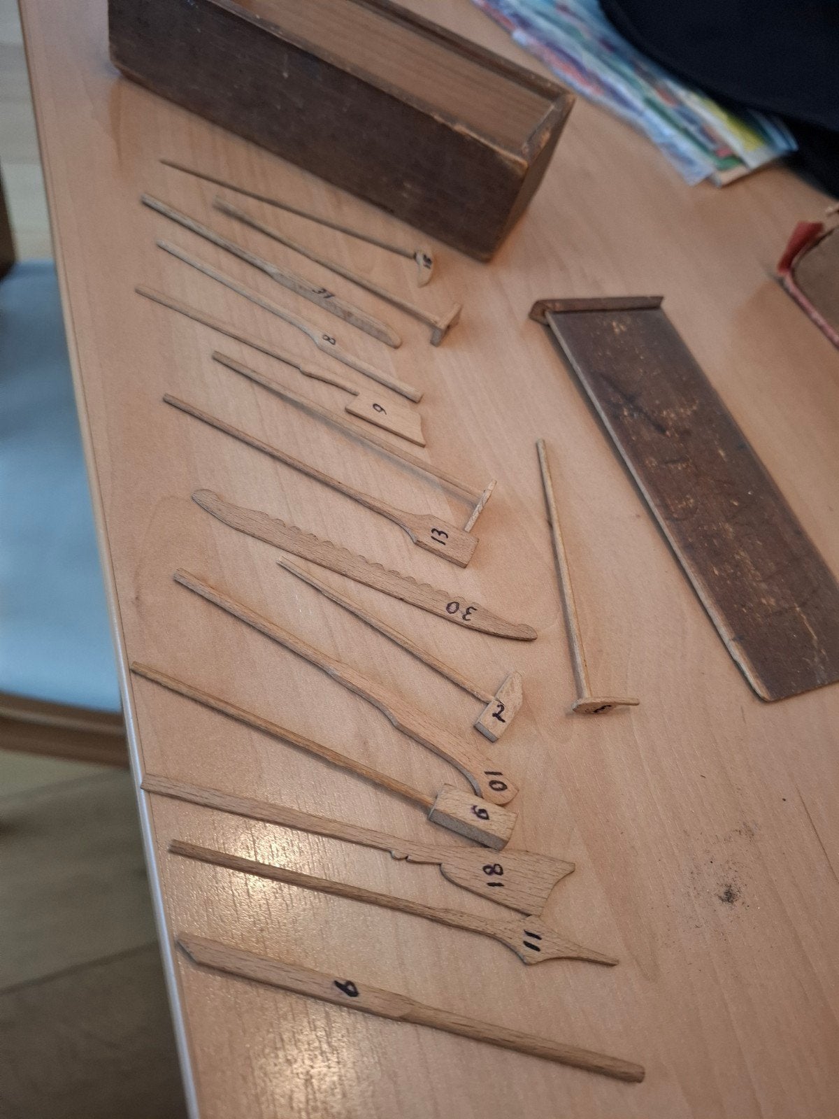 Vintage houten doos met houten stokjes, genummerd, Ophalen of Verzenden