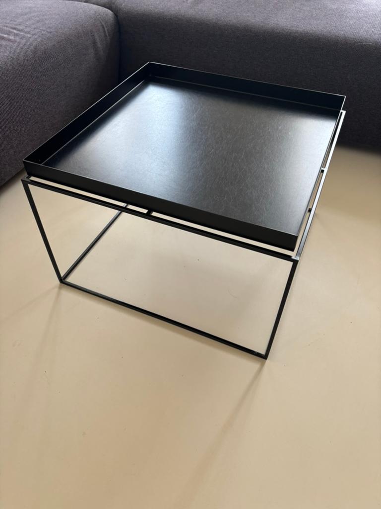 Hay - Zwarte metalen salontafel met dienblad, Huis en Inrichting, Tafels | Salontafels, Ophalen, Gebruikt, Vierkant, Metaal