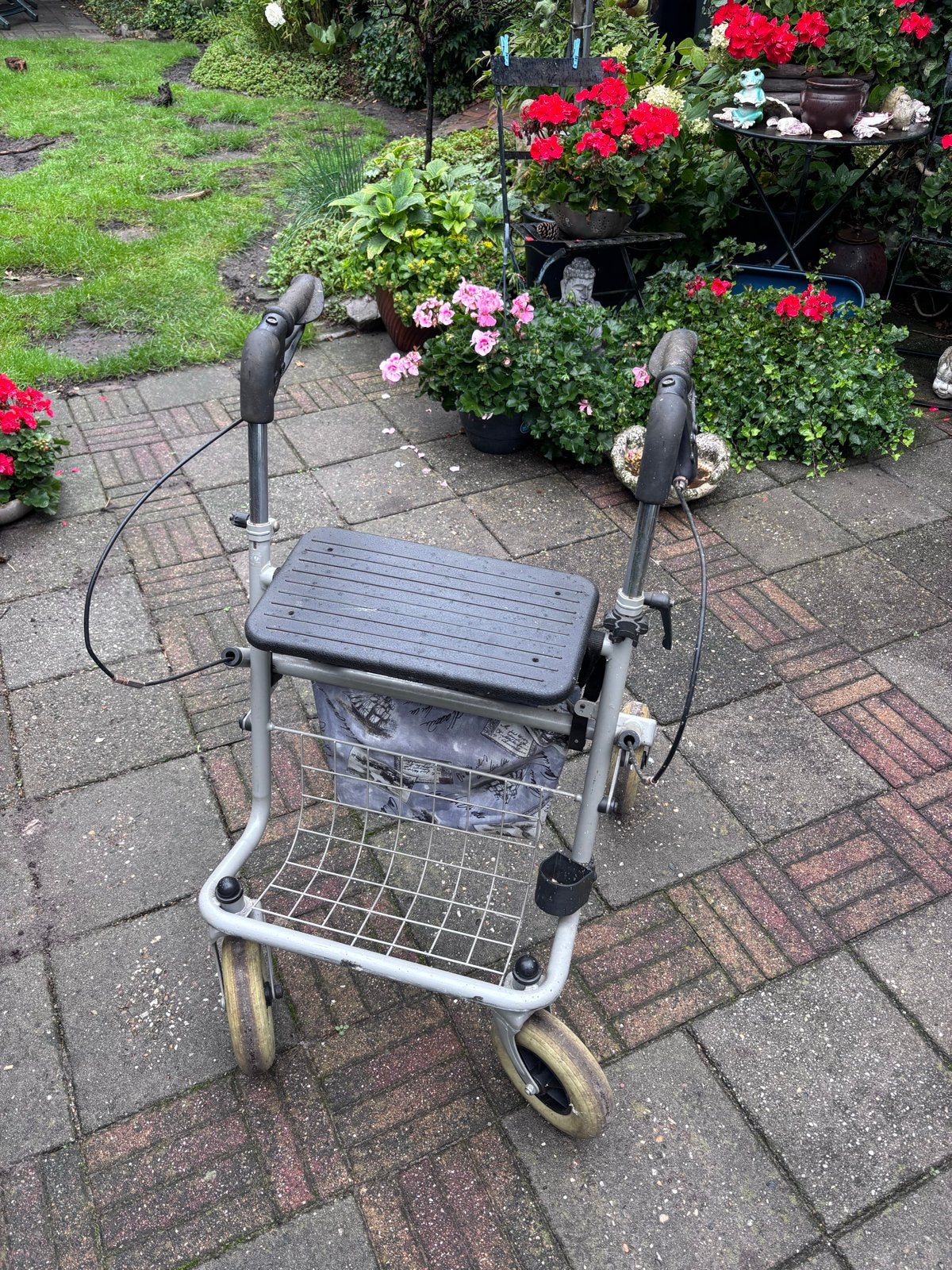 Te koop: Stevige rollator met zitje, mand en handremmen, Ophalen, Gebruikt