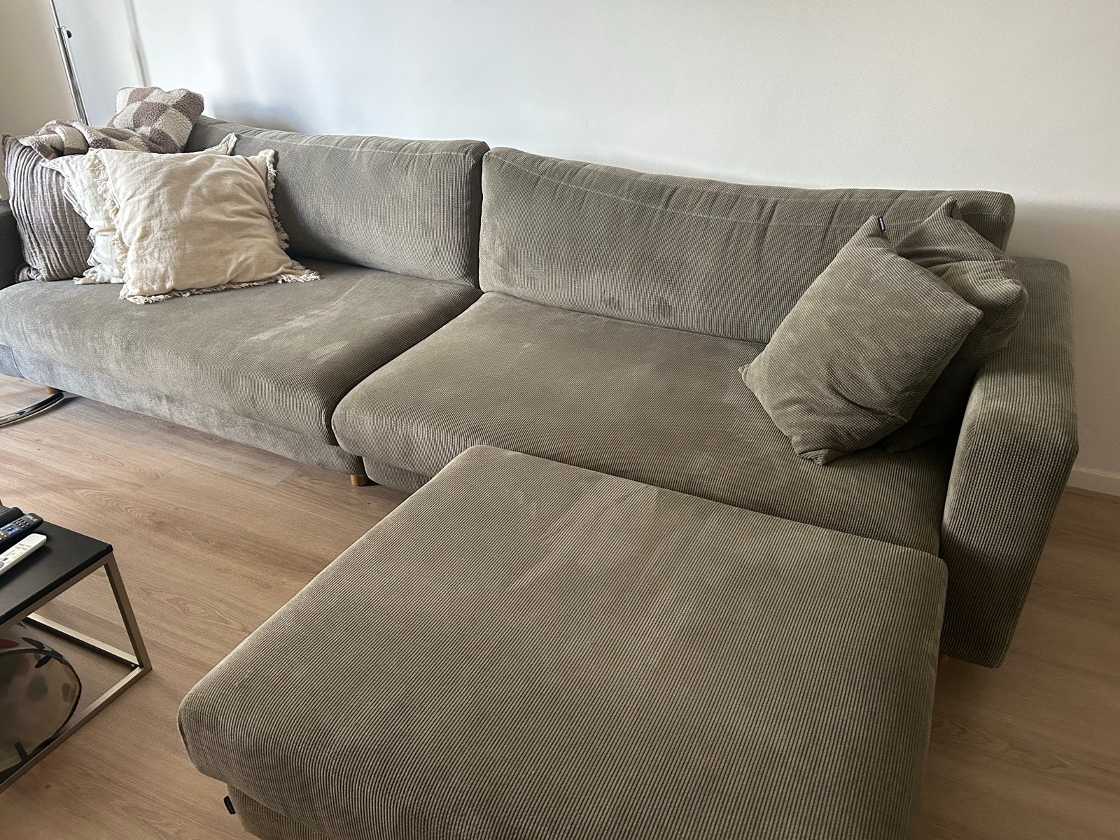 Grote (4 persoons) ribstof bank van SofaCompany met poef, Huis en Inrichting, Ophalen, 250 tot 300 cm, Gebruikt, 100 tot 125 cm