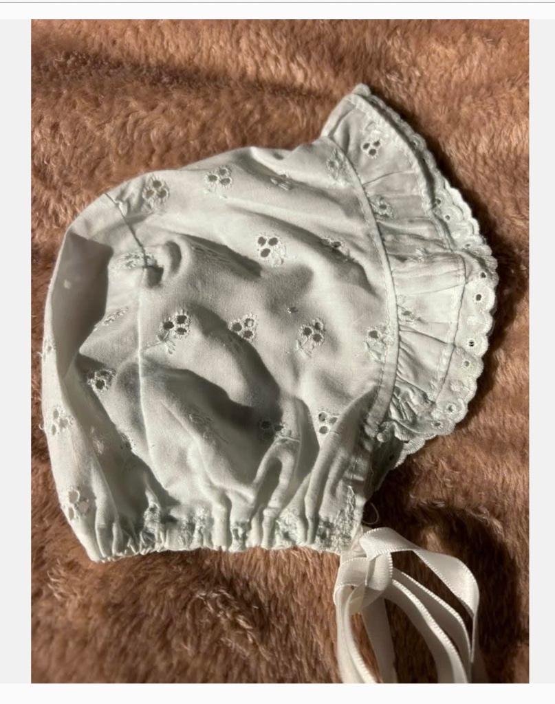 Broderie mutsje voor pop of beer of baby, Ophalen of Verzenden, Zo goed als nieuw, X, Kleertjes