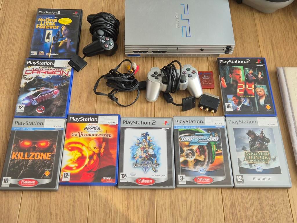 Playstation 2 - 8 games, memory card en 2 controllers., Ophalen of Verzenden, Gebruikt, Met 2 controllers