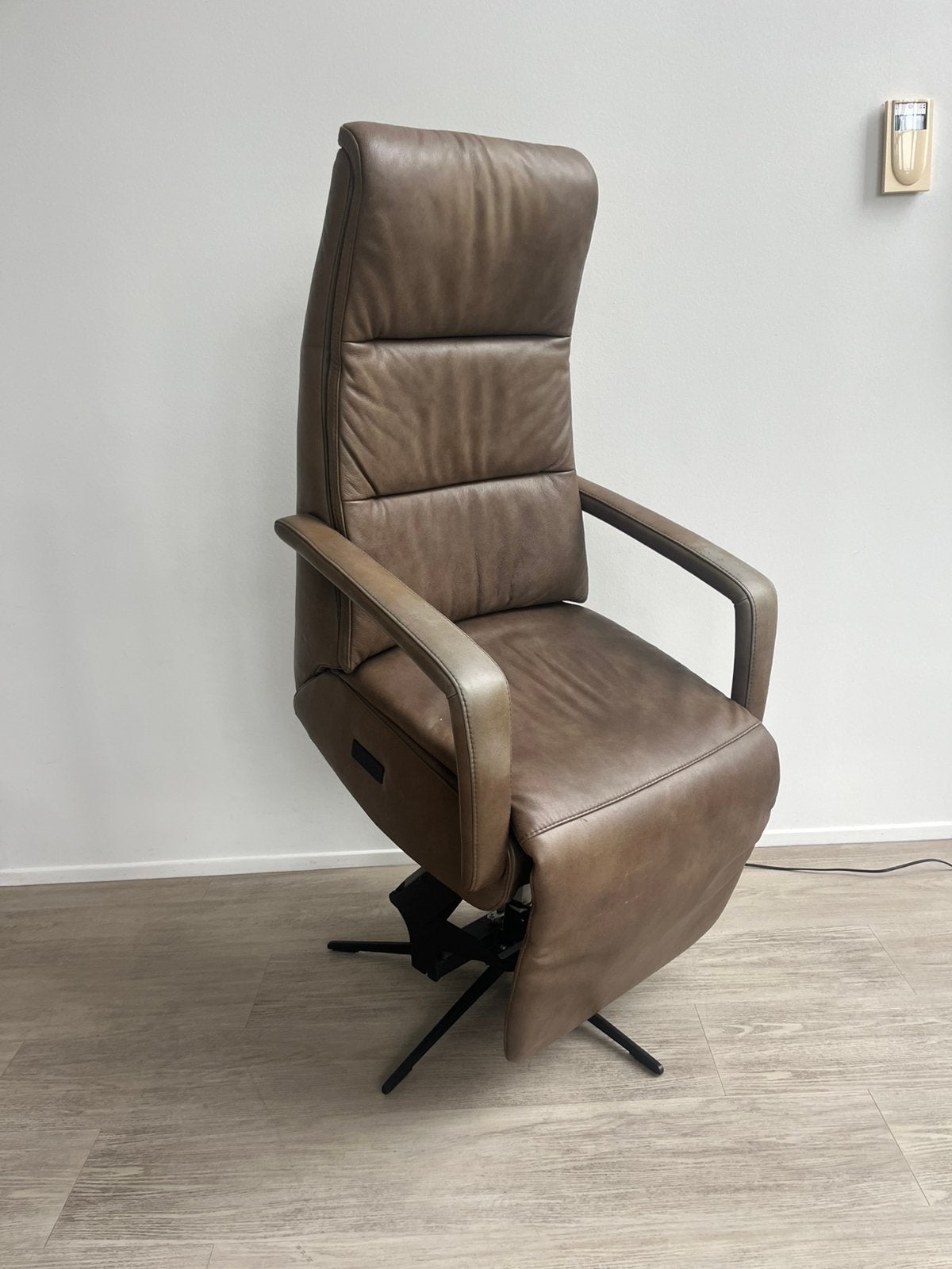 Hartog Sta-op Relaxfauteuil M Taupe Leer 3 motoren Stervoet, Ophalen, Minder dan 75 cm, Leer, Zo goed als nieuw