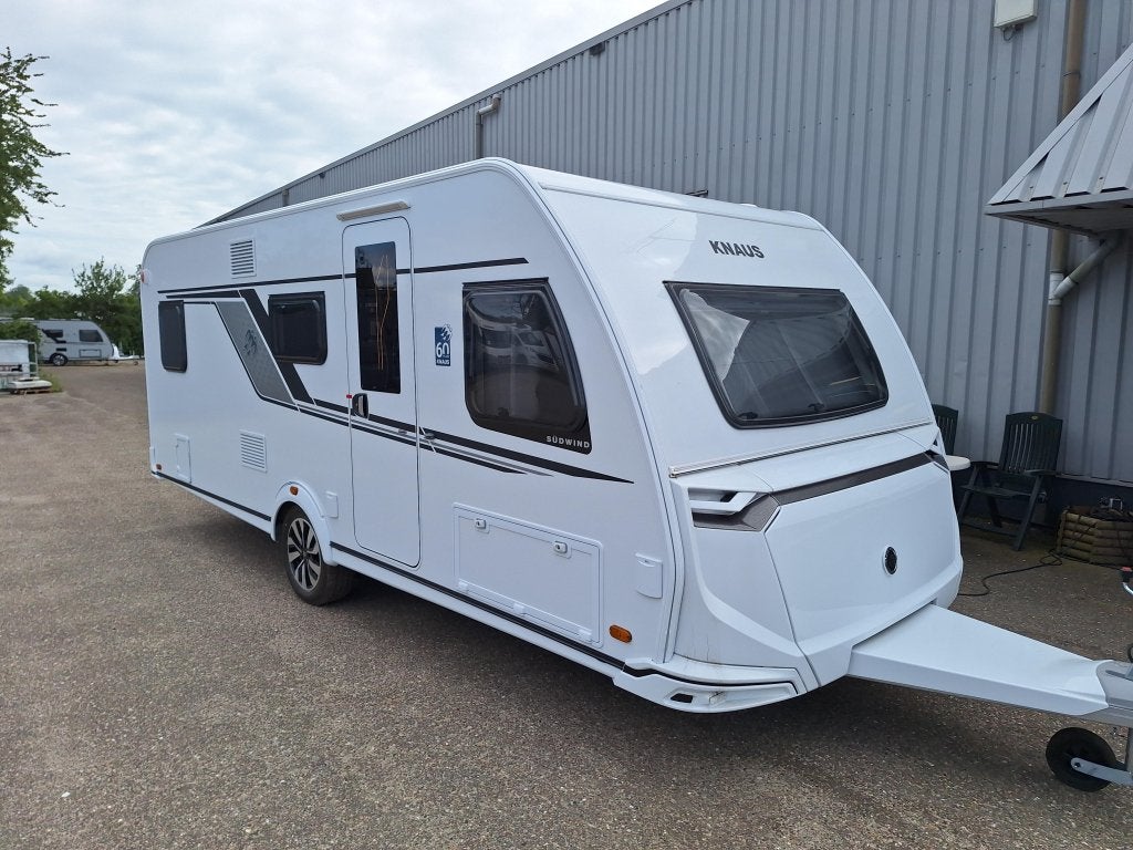 Knaus Sudwind 60 Years 580 QS STAPELBED / VASTBED, Caravans en Kamperen, Caravans, Schokbreker, Bedrijf, Meer dan 6, 6 tot 7 meter