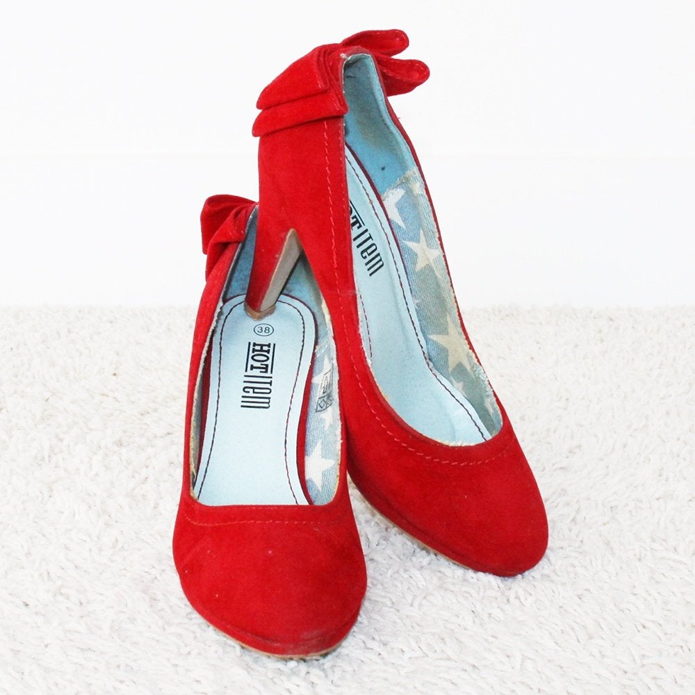 Mooie Suede Hot Item Pumps (Maat 38) s21 € 25,-, Ophalen of Verzenden, Zo goed als nieuw, Rood, Hot Item