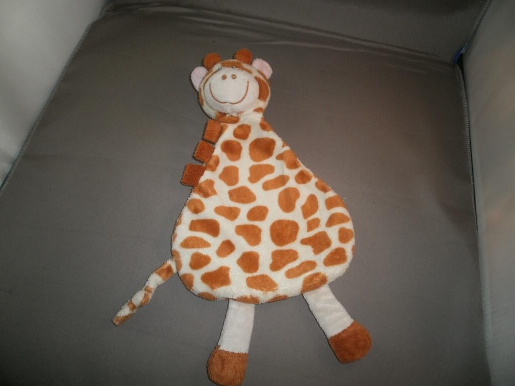kik ergee giraf knuffel 27cm plat bruin/ crème roze oren, Ophalen of Verzenden, Zo goed als nieuw, Overige typen