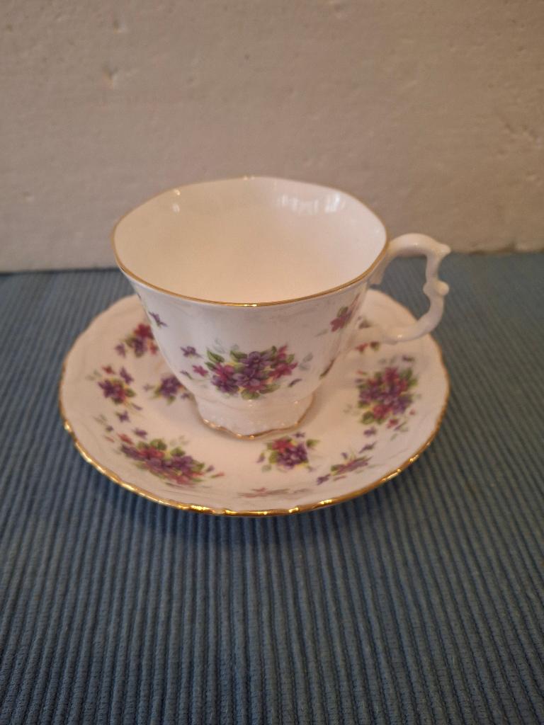 Royal Albert -  kop & schotel met roze en paarse bloemetjes, Antiek en Kunst, Ophalen of Verzenden