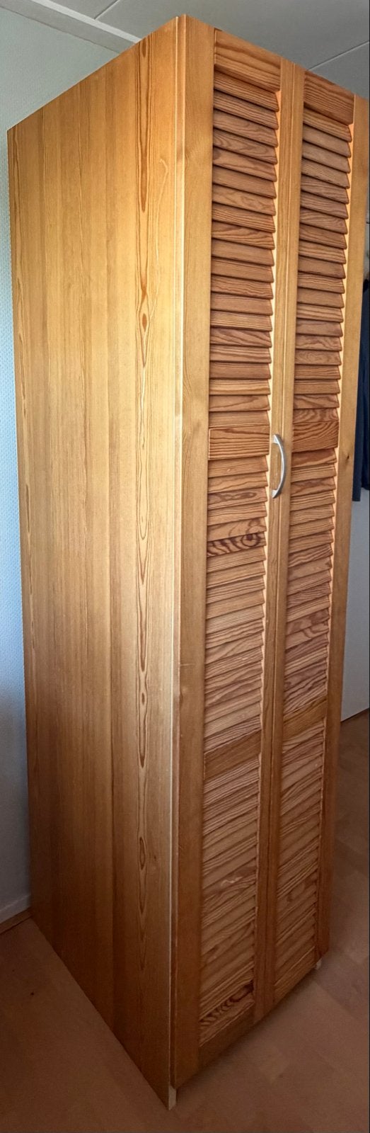 Houten kast met jaloeziedeur - grenenhout, Ophalen, Gebruikt, 50 tot 100 cm, 25 tot 50 cm