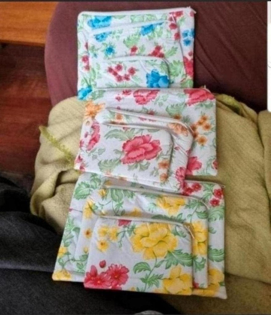 Driedelige tasjes rood blauw of geel met bloemetjes bieden, Ophalen of Verzenden, Overige kleuren