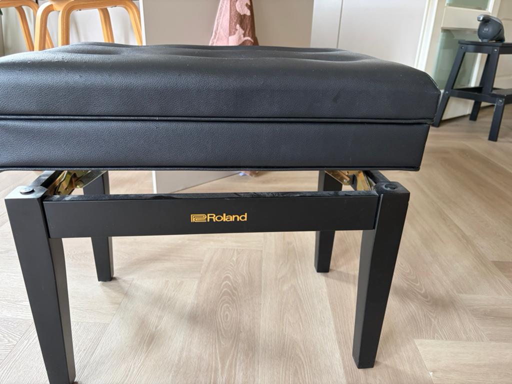 Roland piano kruk met opberg ruimte, Muziek en Instrumenten, Instrumenten | Toebehoren, Ophalen of Verzenden, Zo goed als nieuw