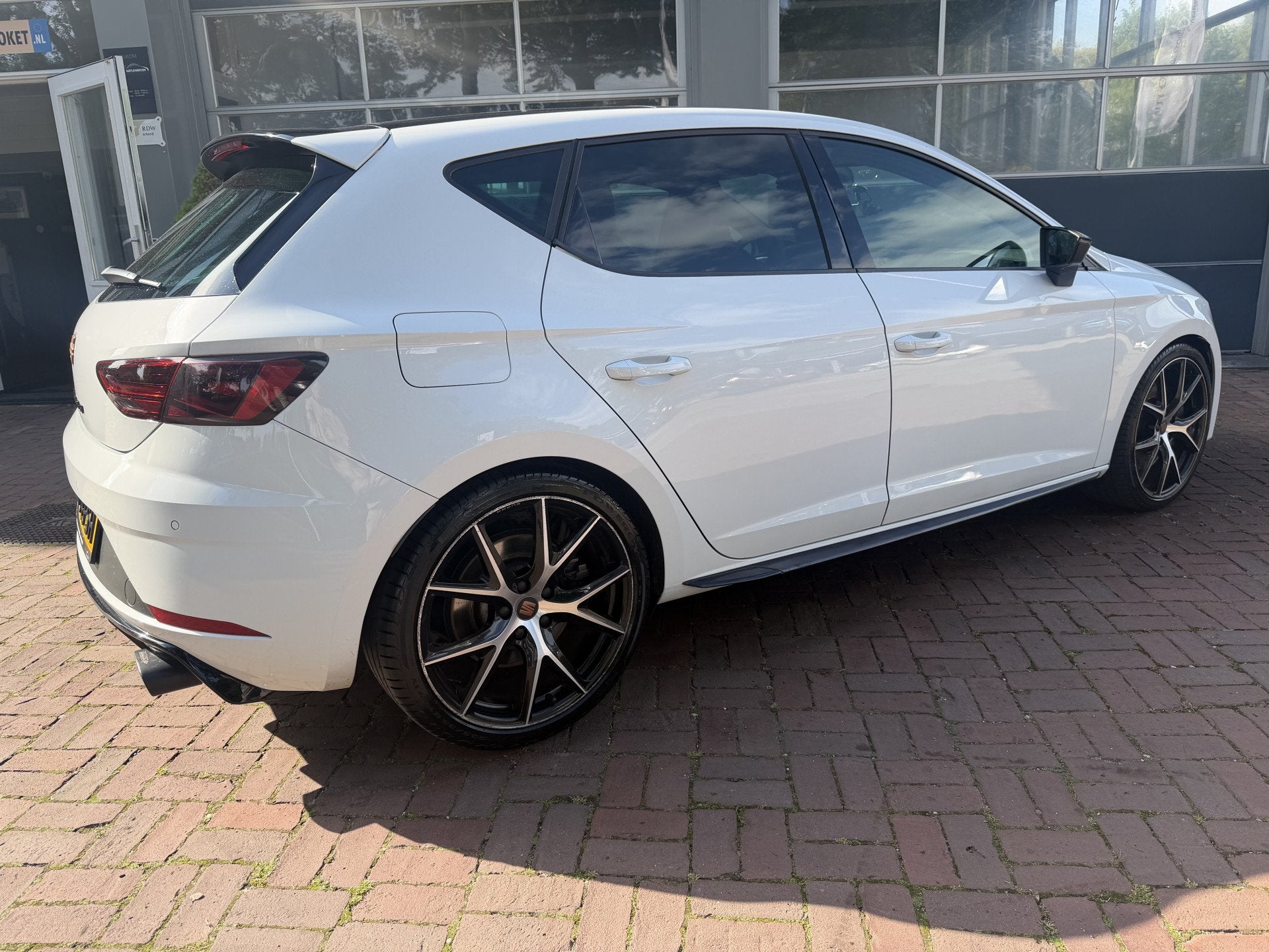 SEAT Leon 2.0 TSI CUPRA Ultimate Edition 290PK KANON SCHUIFD, 15 km/l, 4 cilinders, Leon, Wit