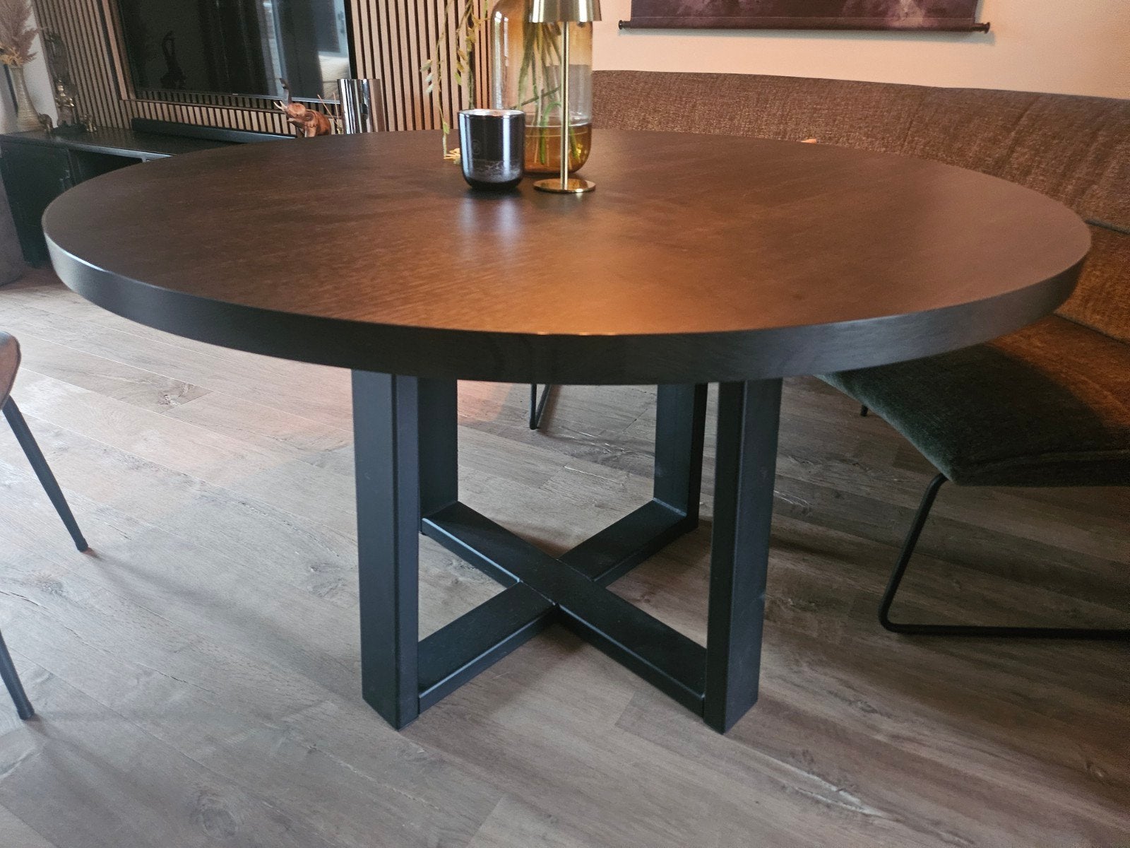 Zwarte ronde tafel houten blad en metalen poot, Ophalen