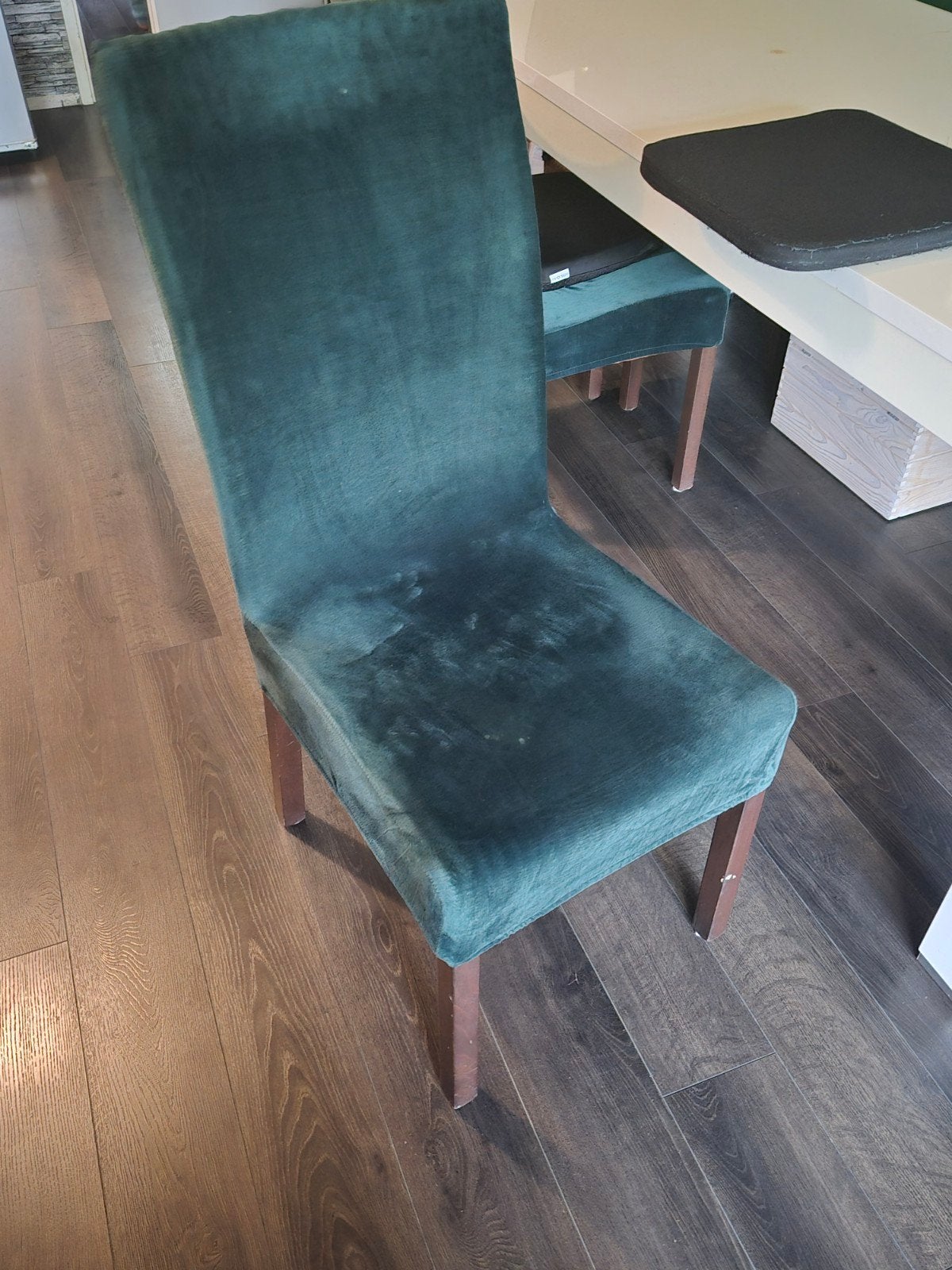 Set van 4 rieten stoelen met donkergroene fluwelen covers, Huis en Inrichting, Stoelen, Ophalen, Gebruikt, Overige kleuren, Modern, Elegant