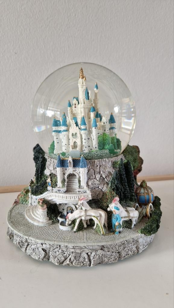 Disney snowglobe Assepoester kasteel met muziek, Ophalen of Verzenden, Assepoester of Belle, Zo goed als nieuw, Beeldje of Figuurtje