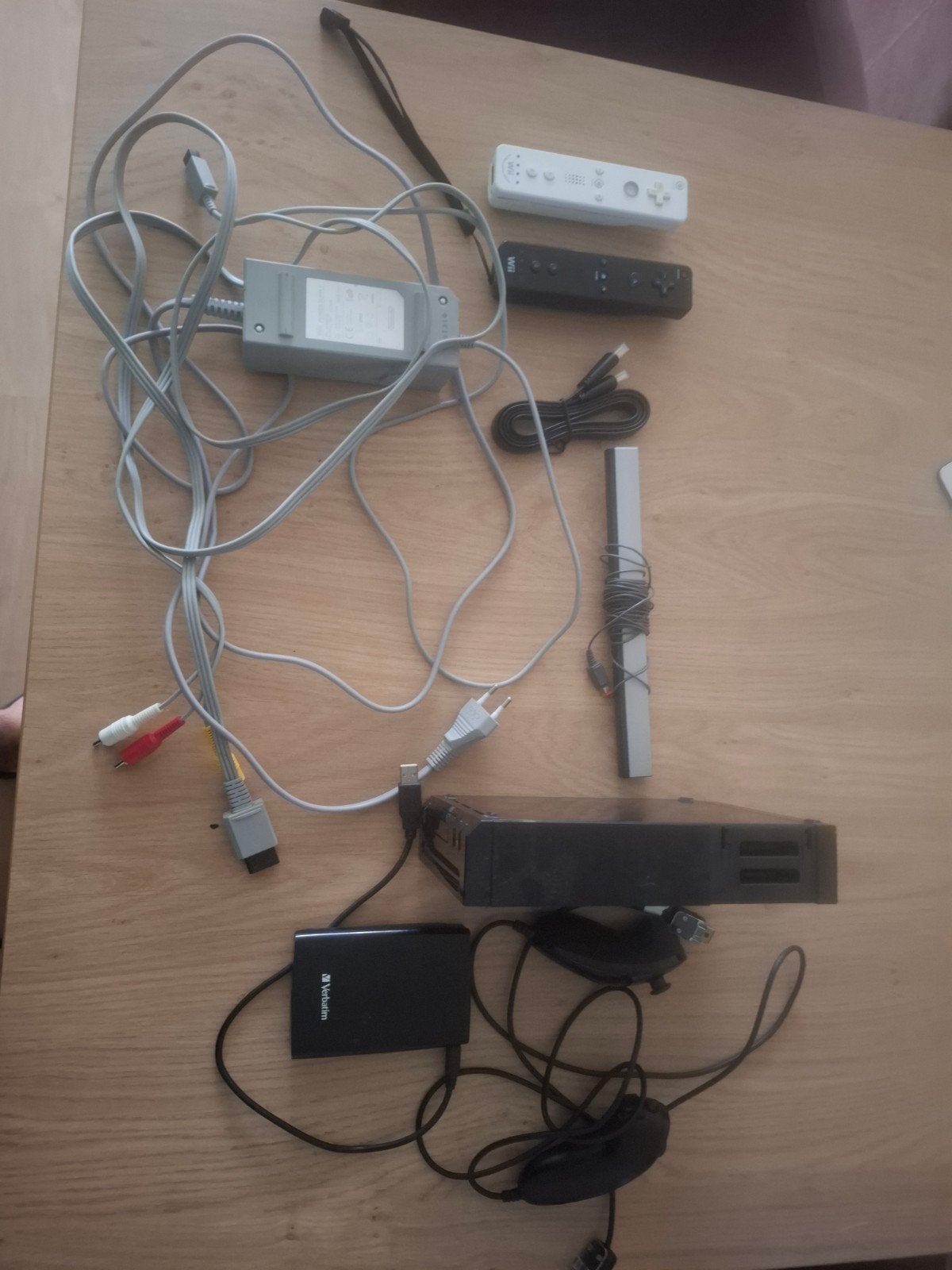Zwarte Nintendo Wii met controllers en externe harde schijf, Ophalen of Verzenden, Gebruikt, Met 2 controllers