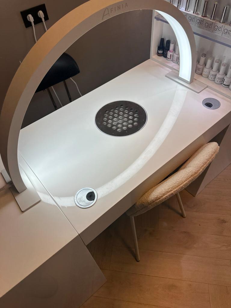Manicure tafel + ingebouwde afzuiger incl. Manicurelamp, Nagels lakken