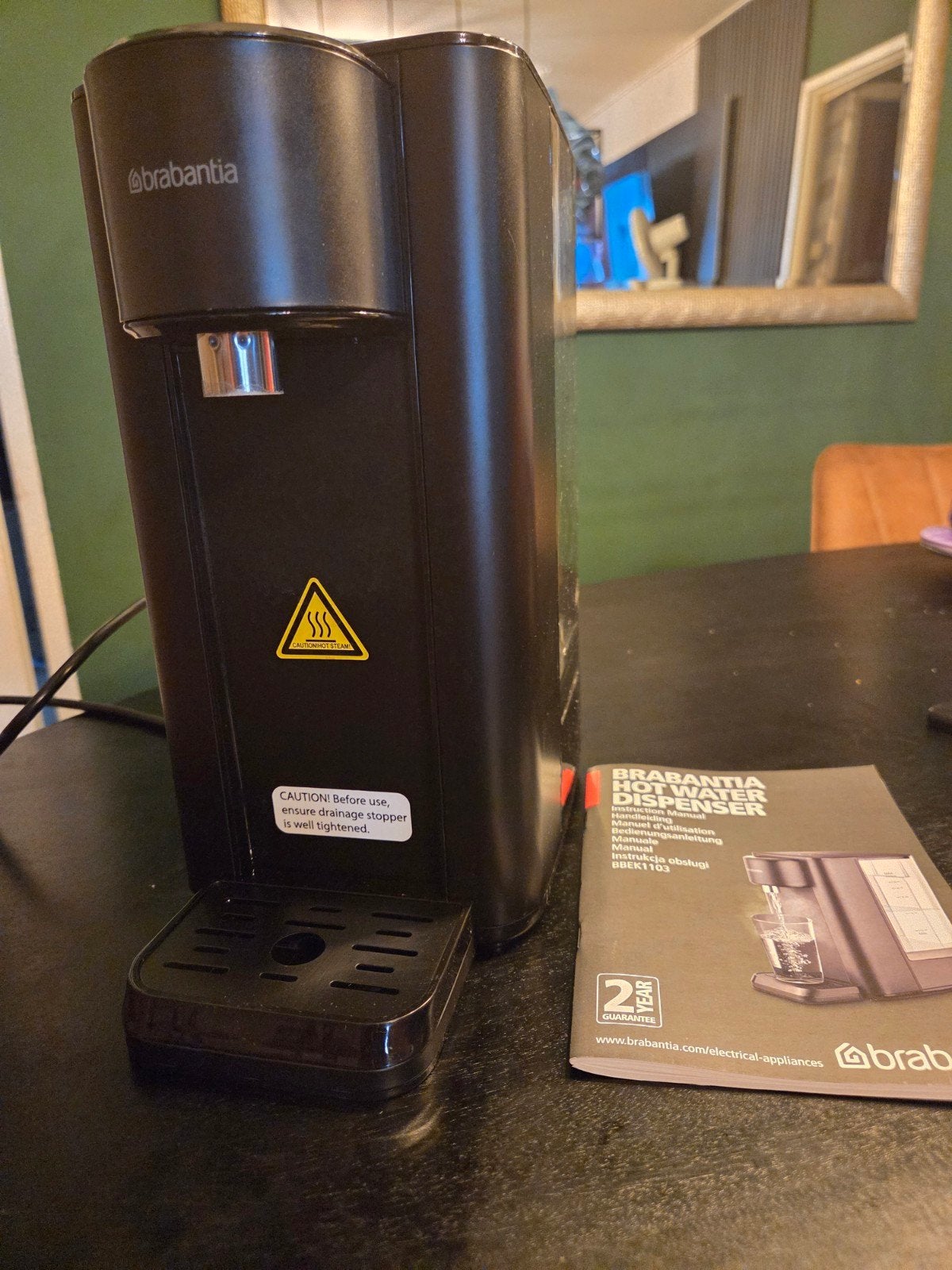 Brabantia Hot Water Dispenser 2.5L - Zwart, 2 liter of meer, Ophalen of Verzenden, Zo goed als nieuw