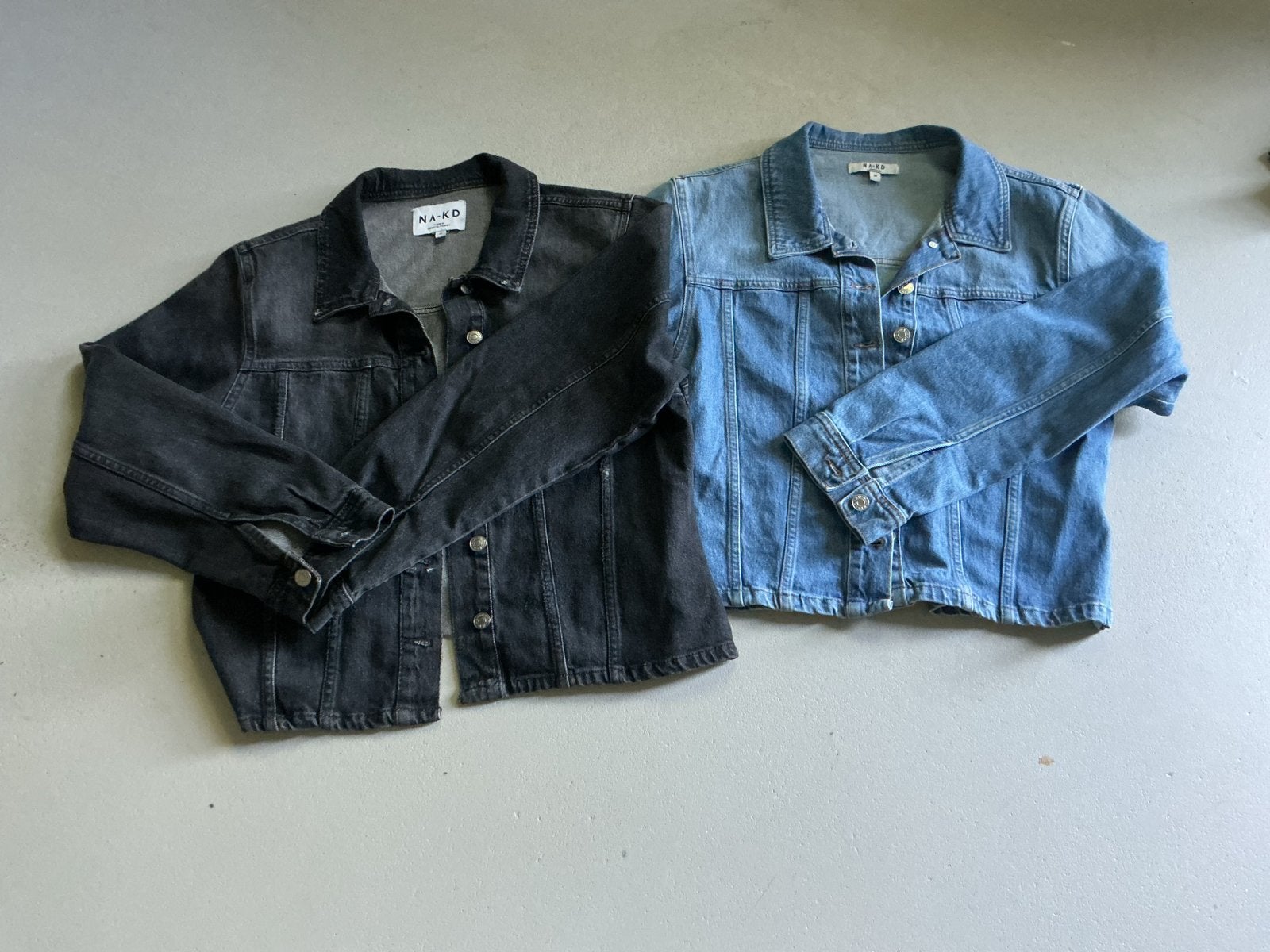 NA-KD spijkerjasjes, zwart en blauw, maat 40, zgan, Ophalen of Verzenden, Zo goed als nieuw, Maat 38/40 (M), Zwart