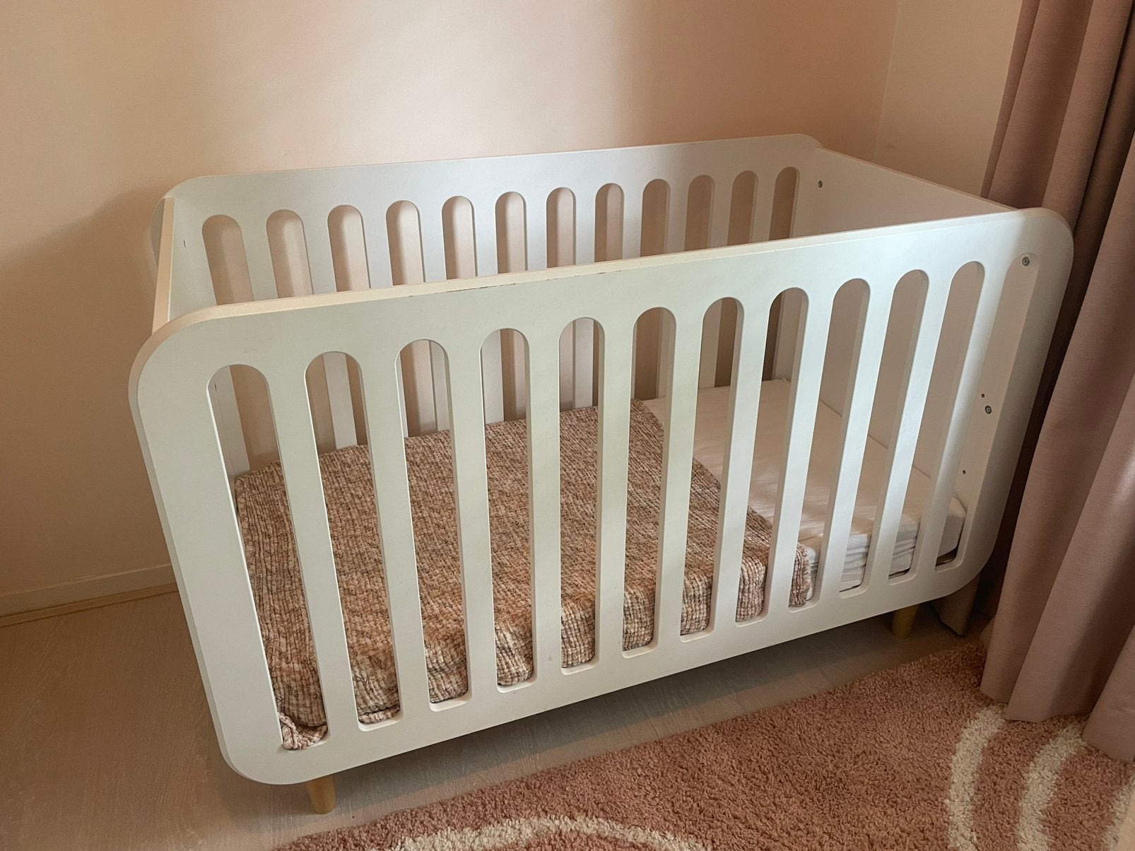 Wit kinderbedje met houten pootjes, Kinderen en Baby's, Kinderkamer | Complete kinderkamers, Ophalen, Zo goed als nieuw, Jongetje of Meisje