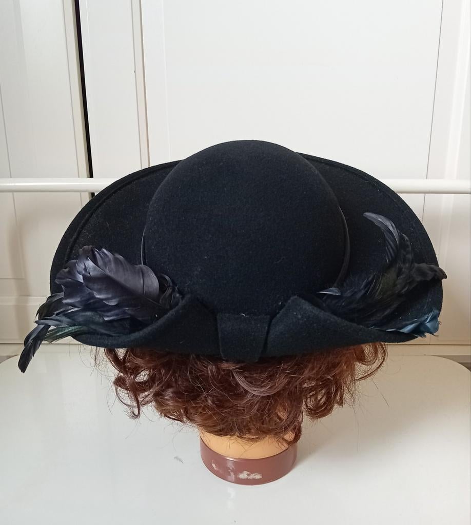 Handgemaakte hoed met veren, Ophalen of Verzenden, Zo goed als nieuw, 55 cm (S, 6⅞ inch) of minder, Hoed