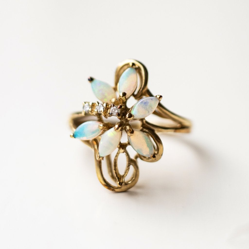 Vintage ring met opaal en echte diamant in 9 karaat, Ophalen of Verzenden, Zo goed als nieuw, 17 tot 18, Met edelsteen
