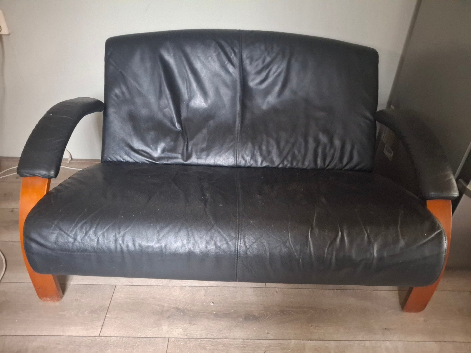 Zwarte leren tweezitsbank met houten armleuningen, Huis en Inrichting, Ophalen, Gebruikt, Modern klassiek, Tweepersoons