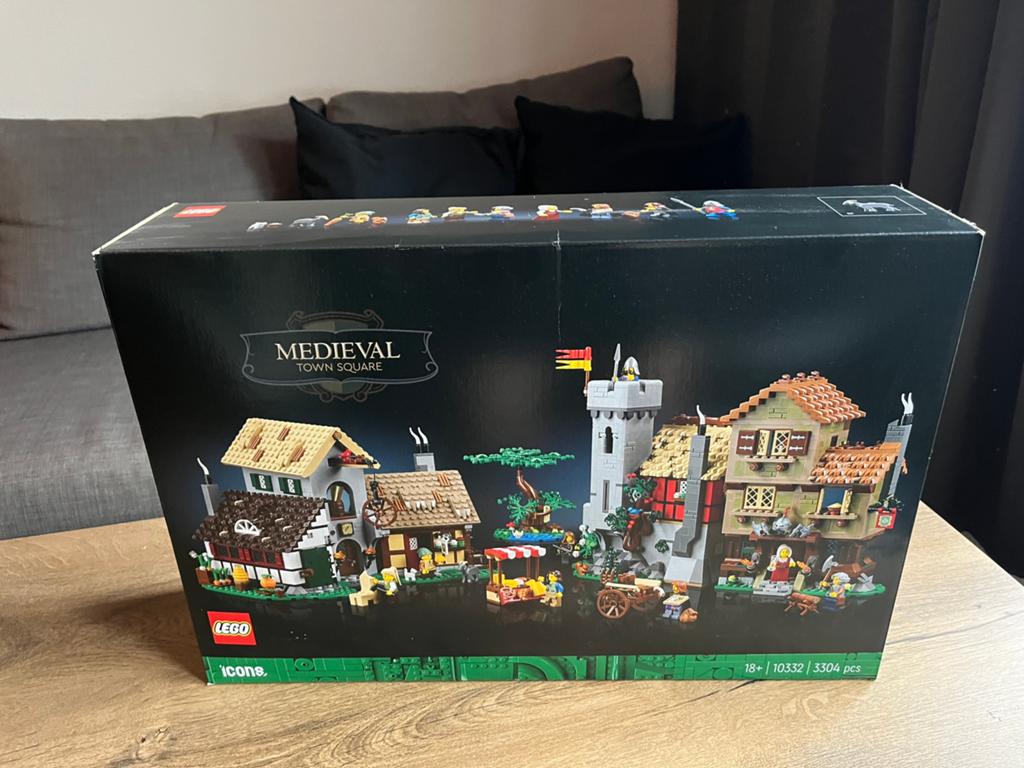 LEGO Icons Middeleeuws stadsplein - 10332, Ophalen of Verzenden, Nieuw