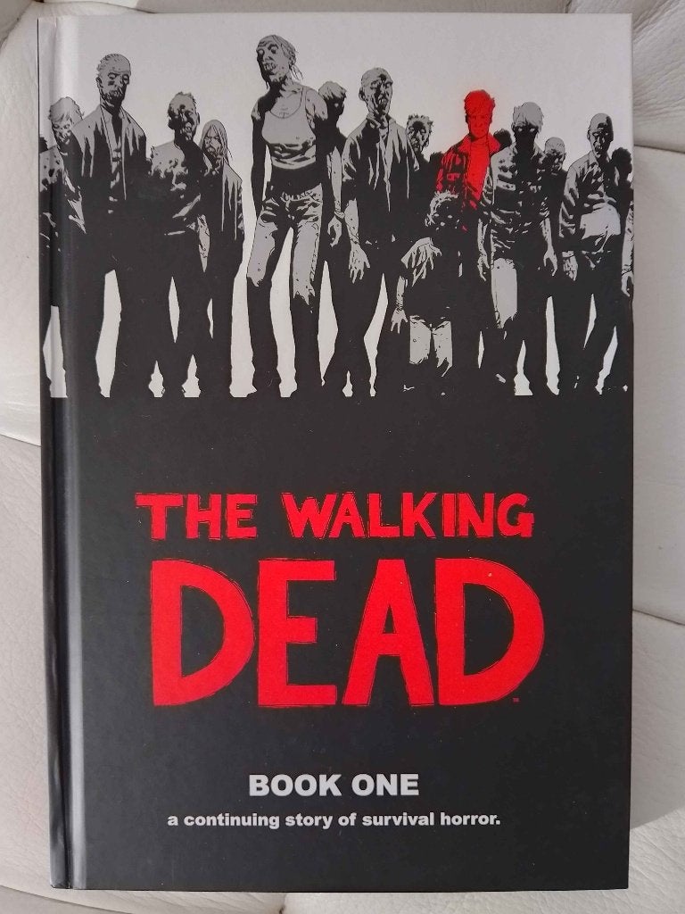 The Walking Dead Book One (Hardcover Comic Book), Boeken, Strips | Comics, Eén comic, Amerika, Ophalen of Verzenden, Zo goed als nieuw